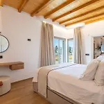 Acres Luxe, First Floor Haven & Ground Floor Retreat Dom wakacyjny Ano Mera